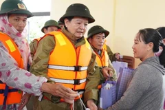 Phó Thủ tướng Mai Văn Chính thăm hỏi, động viên người dân thôn Hữu Tân, xã Ninh Châu, tỉnh Quảng Trị. (Ảnh: QV)