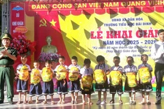Đại diện Ban Chỉ huy Đồn Biên phòng cửa khẩu quốc tế Cha Lo, tỉnh Quảng Trị tặng quà cho học sinh trường tiểu học Bãi Dinh trong ngày khai giảng năm học mới.