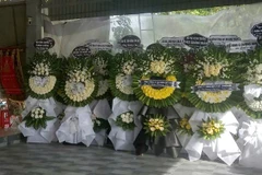 Vòng hoa của chính quyền địa phương, nhà trường và các tập thể, cá nhân đến viếng nữ sinh xấu số.