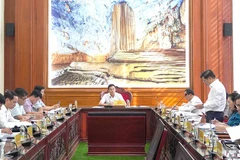 Đồng chí Lê Ngọc Quang, Ủy viên Trung ương Đảng, Bí thư Tỉnh ủy Quảng Bình chủ trì phiên họp từ đầu cầu Quảng Bình. (Ảnh: QV)