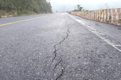 Vết nứt dọc theo mặt đường trên Quốc lộ 1 đoạn qua đèo Ngang, nối 2 tỉnh Quảng Trị và Hà Tĩnh.