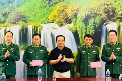 Đồng chí Nguyễn Văn Được, Chủ tịch Ủy ban nhân dân Thành phố Hồ Chí Minh tặng quà cho 2 Đồn Biên phòng Cà Roòng và Cồn Roàng đóng quân tại xã Thượng Trạch. (Ảnh: TT)