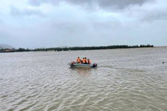 Lực lượng của Đồn Biên phòng Roòn tìm kiếm ngư dân bị mất tích ở cửa sông Roòn. 