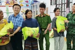 Lãnh đạo xã Kim Ngân và Đồn Biên phòng Làng Ho, tỉnh Quảng Trị hỗ trợ lương thực cho bà con tại nơi sơ tán.