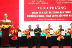 Trung tướng Nguyễn Anh Tuấn, Bí thư Đảng ủy, Chính ủy Bộ đội Biên phòng trao thưởng cho các tập thể có thành xuất sắc trong thực hiện 2 chuyên án về tội phạm ma túy