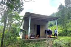 Một nhà dân ở thôn Rục, Tiến Hóa, xã Hồng Hóa cũ, nay là xã Minh Hóa, tỉnh Quảng Trị có nguy cơ bị sạt lở khi quả đồi phía sau xuất hiện vết nứt.