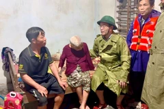 Ủy viên Trung ương Đảng, Bí thư Thành ủy Nguyễn Đình Trung thăm hỏi, động viên người già bị ảnh hưởng do lũ lụt.