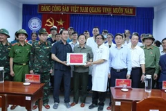 Phó Thủ tướng Chính phủ Trần Hồng Hà thăm hỏi, tặng quà động viên các bệnh nhân điều trị tại Bệnh viện Phục hồi chức năng thành phố Huế.