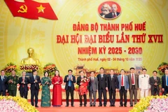 Tập thể Ban Thường vụ Thành ủy khóa XVII tặng hoa đồng chí Bí thư Thành ủy khóa XVI Lê Trường Lưu. 