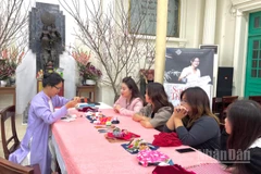 Không gian thực hành, trao đổi về kỹ thuật khâu vá "Sắc xuân mới cho tấm áo cũ”. 