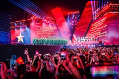 Chương trình nghệ thuật "Tổ quốc trong tim” diễn ra tại Sân vận động Quốc gia Mỹ Đình (Hà Nội) thu hút đông đảo khán giả. 