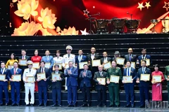 Tổng Bí thư Tô Lâm và Thường trực Ban Bí thư Trần Cẩm Tú chụp hình lưu niệm cùng các điển hình tiêu biểu tại chương trình.