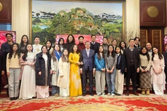 Đại sứ Phạm Thanh Bình và phu nhân chụp ảnh lưu niệm với cán bộ, nhân viên Đại sứ quán và đại diện cộng đồng người Việt Nam. (Ảnh: Đại sứ quán Việt Nam cung cấp)