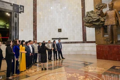 Đoàn đại biểu có 96 đồng chí Bí thư chi bộ tiêu biểu, xuất sắc đến từ 40 đảng bộ trực thuộc Trung ương đại diện cho hơn 250 nghìn đồng chí Bí thư chi bộ trong toàn Đảng đến tham quan Bảo tàng Hồ Chí Minh.