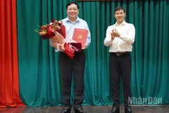 Đồng chí Phạm Thành Ngại (bên trái) nhận Quyết định giữ chức Phó Bí thư Tỉnh ủy Đồng Tháp, nhiệm kỳ 2025-2030.