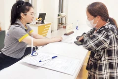 Người dân tìm hiểu, tham gia bảo hiểm xã hội tự nguyện tại quầy kinh doanh Bưu điện thành phố Cao Bằng.