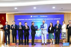 Ông Huỳnh Quang Liêm, Tổng Giám đốc VNPT và ông Cristiano Amon, Chủ tịch kiêm Tổng giám đốc Qualcomm thực hiện nghi lễ trao Thỏa thuận hợp tác chiến lược giữa hai tập đoàn.