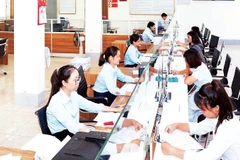 Khách hàng giao dịch tại Co-opBank chi nhánh Ninh Bình.