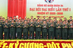 Thượng tướng Võ Minh Lương, Ủy viên Trung ương Đảng, Ủy viên Thường vụ Quân ủy Trung ương, Thứ trưởng Quốc phòng chụp ảnh lưu niệm cùng đại biểu tham dự đại hội.