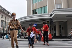 Lãnh đạo thành phố Hà Nội yêu cầu các lực lượng chức năng và người dân Thủ đô phát huy truyền thống văn minh, thanh lịch, giúp đỡ người dân và du khách từ các địa phương khác về Hà Nội trong dịp Đại lễ kỷ niệm 80 năm Quốc khánh. (Ảnh: LAM THANH)