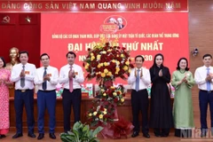 Đồng chí Nguyễn Thái Học, Phó Bí thư Đảng ủy Mặt trận Tổ quốc, các đoàn thể Trung ương (thứ 4 từ phải sang) tặng hoa chúc mừng Ban Chấp hành Đảng bộ các cơ quan tham mưu, giúp việc của Đảng ủy Mặt trận Tổ quốc, các đoàn thể Trung ương nhiệm kỳ 2025-2030.