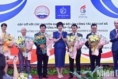 Ban tổ chức trao Huy chương Felix Elmusa, tặng hoa chúc mừng 5 chuyên gia, cán bộ làm công tác báo chí tiêu biểu của Việt Nam.