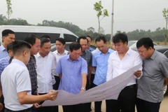 Cán bộ huyện Cẩm Khê, tỉnh Phú Thọ kiểm tra công tác giải phóng mặt bằng Khu công nghiệp Cẩm Khê.