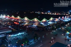 Chợ đầu mối nông sản thực phẩm Thủ Đức hoạt động tấp nập về đêm.