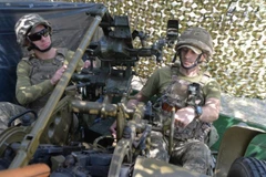 Binh sĩ Ukraine vận hành vũ khí tại quận Kupyansk, Ukraine. (Ảnh: THX)