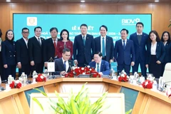 Ông Nguyễn Đức Dũng (Phó Tổng Giám đốc KN Holdings) và ông Đoàn Việt Nam (Phó Tổng Giám đốc BIDV) đại diện hai đơn vị ký kết Thỏa thuận hợp tác.