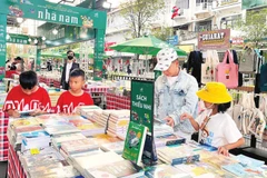 Bạn đọc tại Lễ hội Đường sách Thành phố Hồ Chí Minh. (Ảnh: MẠNH HẢO)