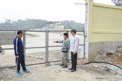 Ông Lò Văn Khăm (bên trái) cùng người dân trong bản Pú Tỉu 2 (phường Mường Thanh), chỉ cho phóng viên dấu tích con đường cũ về bản hiện là một góc trong sân vận động mới được đầu tư xây dựng hiện đại. 