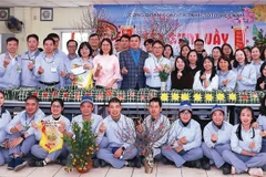 Người lao động Công ty Trách nhiệm hữu hạn TOTO Việt Nam tham gia chương trình “Tết sum vầy” và Hội thi gói bánh chưng do Công đoàn công ty tổ chức. (Ảnh NGỌC ÁNH)