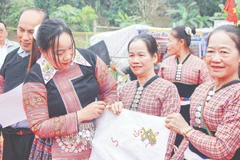 Chấm thi thêu hoa văn trên vải tại Lễ hội Tết cổ truyền dân tộc H'Mông ở xã Chiềng Sại, tỉnh Sơn La. (Ảnh: LÒ THÁI)