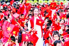 Cô và trò Trường tiểu học Thành Công chào mừng kỷ niệm 80 năm Quốc khánh.