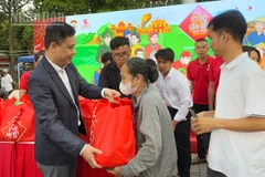 Phó Trưởng Ban Công tác xã hội Ủy ban Trung ương Mặt trận Tổ quốc Việt Nam Lò Trung Kiên trao quà cho bà con Vĩnh Long. 