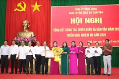 Ban Tuyên giáo và Dân vận Trung ương tặng Bằng khen cho tỉnh Vĩnh Long. 