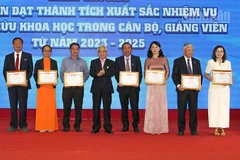 Khen thưởng cho các tập thể và cá nhân hoàn thành xuất sắc nhiệm vụ nghiên cứu khoa học. 