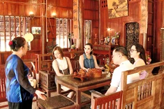 Du khách tham quan nhà dừa độc đáo ở Vĩnh Long. 