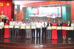 Khen thưởng các tập thể và cá nhân có thành tích xuất sắc. 