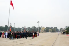 Đoàn đại biểu Bí thư Chi bộ xuất sắc toàn quốc báo công dâng Bác.