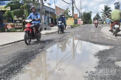 Nhiều tuyến đường ở tỉnh Đồng Tháp xuống cấp cần phải sửa chữa khẩn cấp nhằm phục vụ nhân dân đi lại.