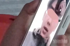 Ảnh cắt từ clip em T.D.H gọi điện thoại thông báo cho gia đình.