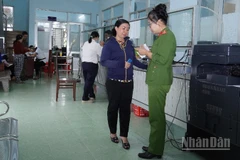 Công an phường Trung An (tỉnh Đồng Tháp) hướng dẫn người dân thực hiện thủ tục hành chính. (Ảnh: DUY PHƯƠNG)