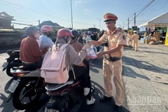 Lực lượng Cảnh sát giao thông tổ chức phát nước cho người dân.