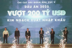 Chi cục Hải quan khu vực V thực hiện nghi thức ghi dấu mốc kim ngạch xuất nhập khẩu vượt 200 tỷ USD trong năm 2025. 