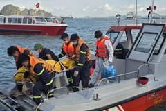 Vụ lật tàu dịch vụ du lịch Vịnh Xanh 58 khiến 39 người thiệt mạng và 10 người được cứu sống, gây thiệt hại nặng nề về người và tài sản. (Ảnh: BÁO NHÂN DÂN)