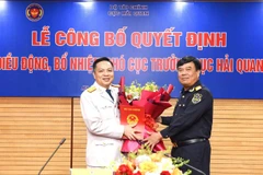 Thừa ủy quyền Bộ trưởng Tài chính, Cục trưởng Cục Hải quan Nguyễn Văn Thọ (bên phải) trao Quyết định bổ nhiệm ông Nguyễn Thành Hưng giữ chức vụ Phó Cục trưởng Cục Hải quan. (Ảnh: CHQ)