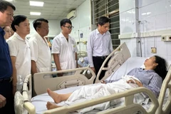 Lãnh đạo tỉnh Quảng Ninh, đến thăm hỏi, động viên các nạn nhân của vụ lật tàu trên Vịnh Hạ Long đang được điều trị, chăm sóc tại Bệnh viện đa khoa tỉnh Quảng Ninh. (Ảnh: QUANG THỌ)