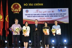 Báo Nhân Dân vinh dự được nhận giải A Giải báo chí toàn quốc về ngành Tài chính lần thứ IX năm 2025 cho tác phẩm: “Nâng hạng thị trường chứng khoán Việt Nam: Từ cam kết đến thực thi”. (Ảnh: HOÀI PHƯƠNG)
